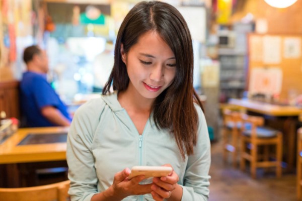 微信朋友圈怎么可以发异地假位置，很多类似虚拟位置软件都需要微信旧版本，有没有新版微信也可以的？